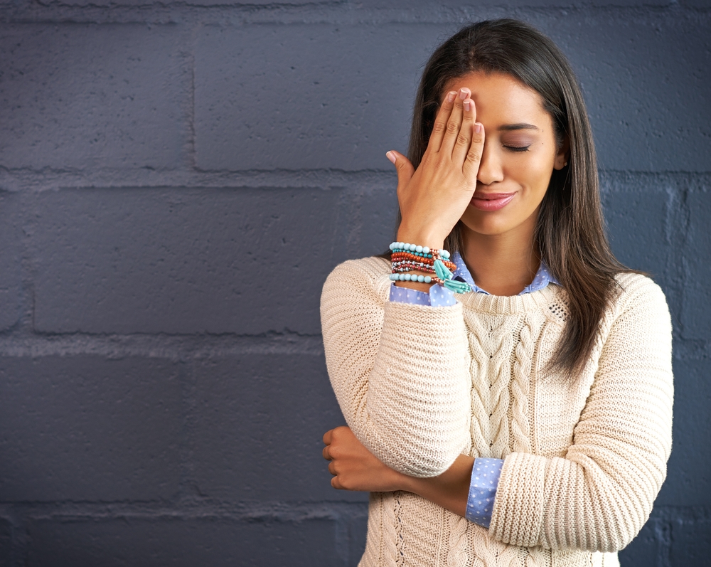 ragazza in imbarazzo con la mano si copre la faccia