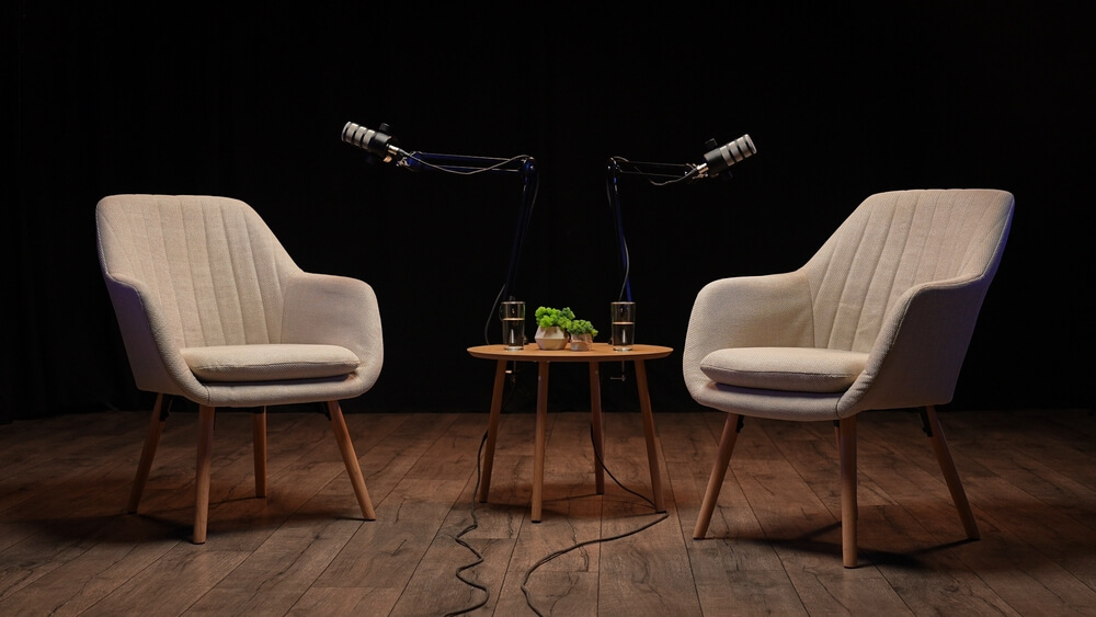 sedie con microfoni per podcast su sfondo nero