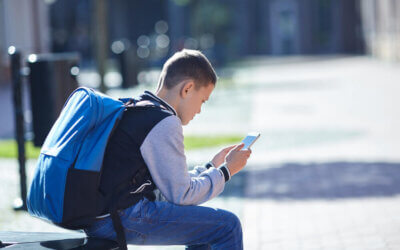 Smartphone vietati a scuola fino ai 15 anni, il Parlamento Europeo riapre la discussione