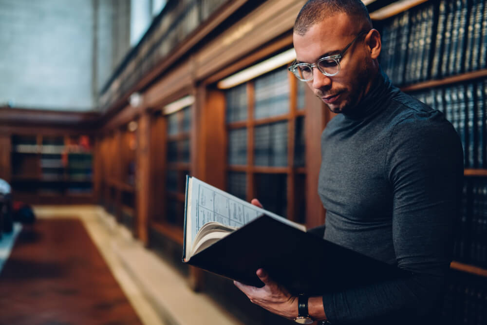 psicologo giuridico consulta volumi libreria