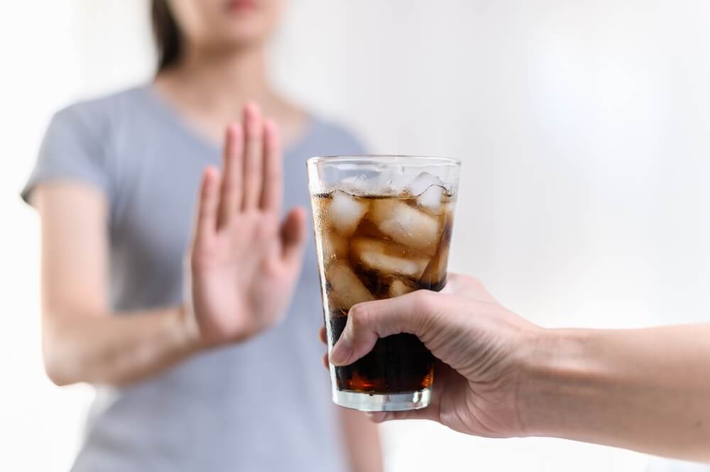 mano rifiuta un drink