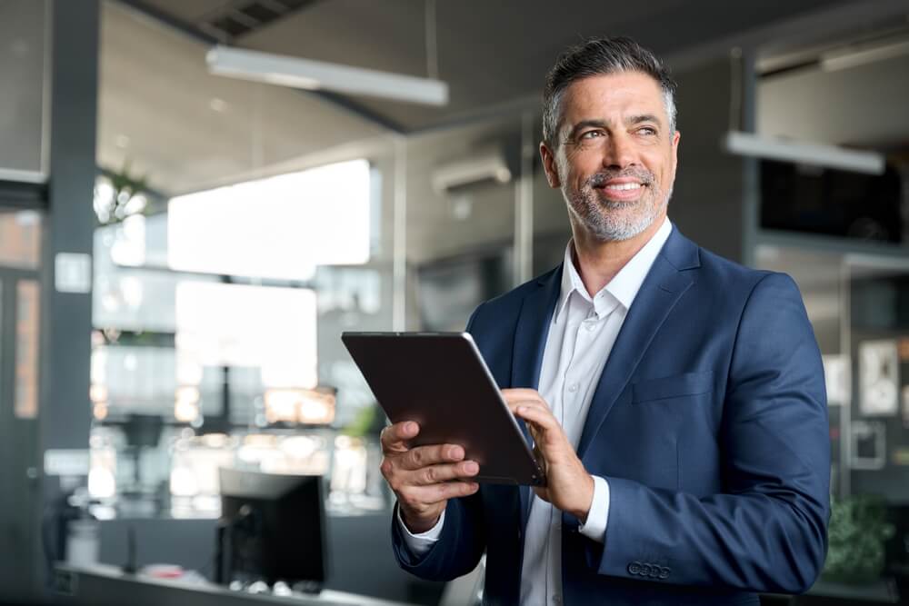 professionista digital marketing in giacca e camicia