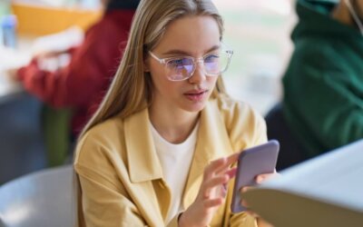 Smartphone vietati anche alle superiori, la decisione del Ministro Valditara