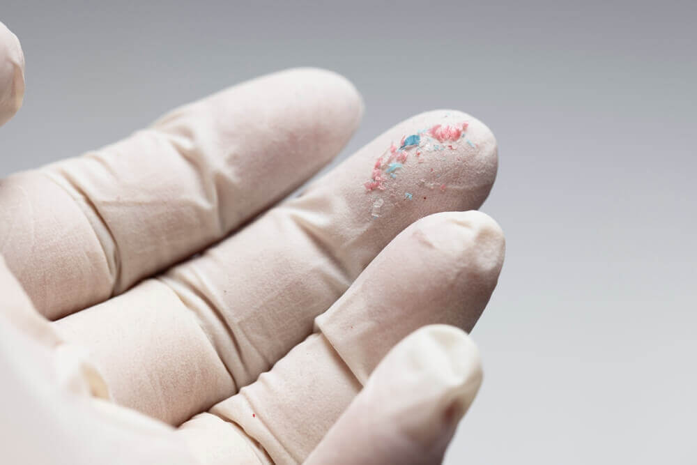 guanto di lattice con microplastiche, la lotta contro l'inquinamento da plastica è il tema della giornata mondiale dell'ambiente 2025