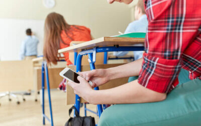 Smartphone vietati alle scuole superiori, arriva la circolare del MIM