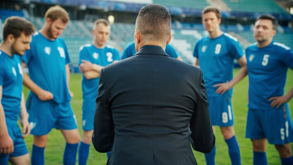 direttore sportivo incita squadra di calcio per rappresentare corso direzione e management società di calcio