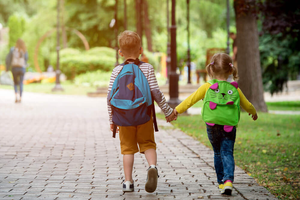 bambini delle elementari vanno a scuola estiva
