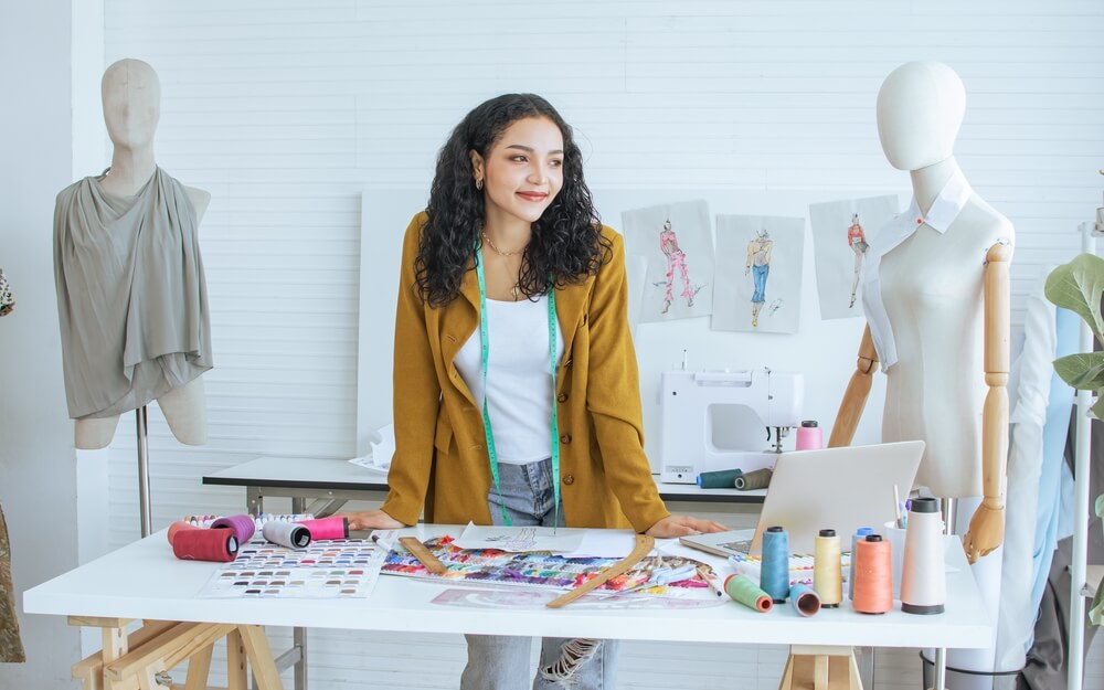 fashion designer nel suo laboratorio