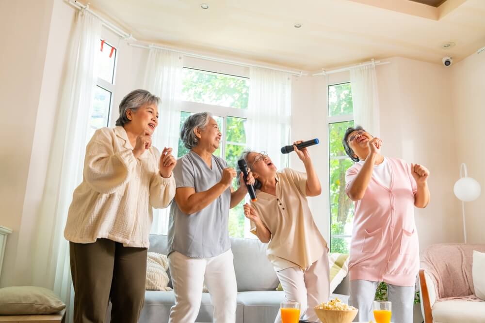 karaoke di donne che cantano, ballano e ridono