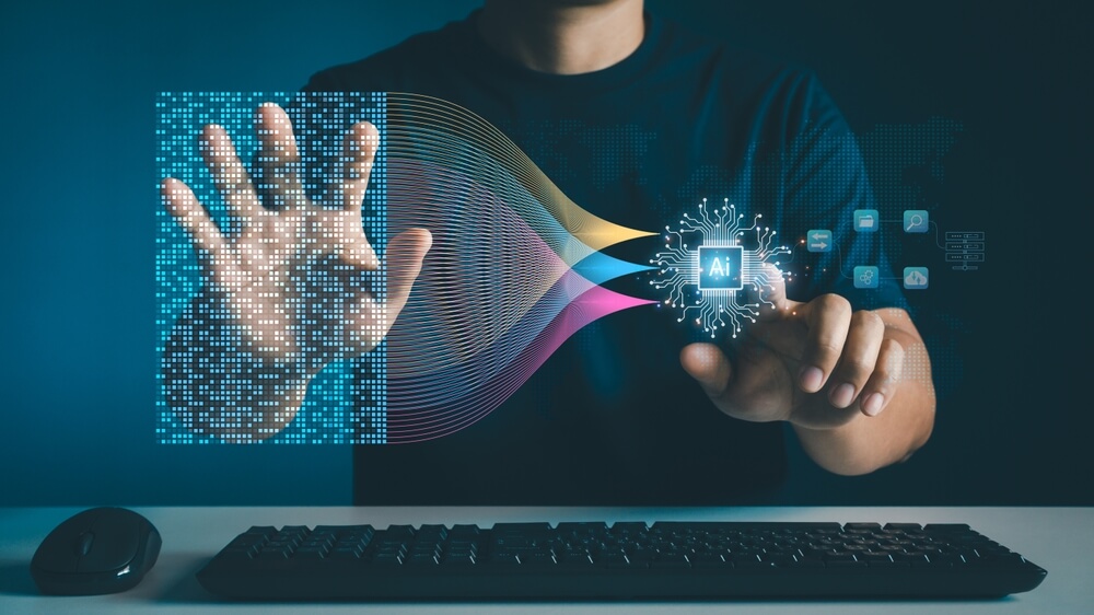 ingegnere informatico con ologramma di intelligenza artificiale