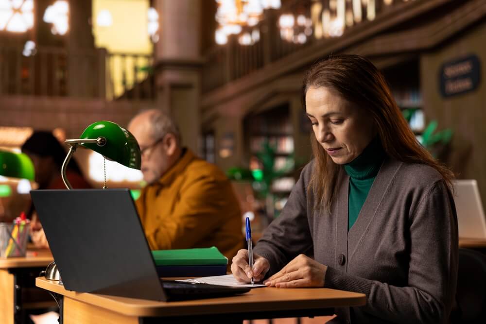 donna trascrive in biblioteca