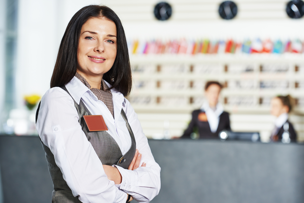 Manager donna felice posa in hotel