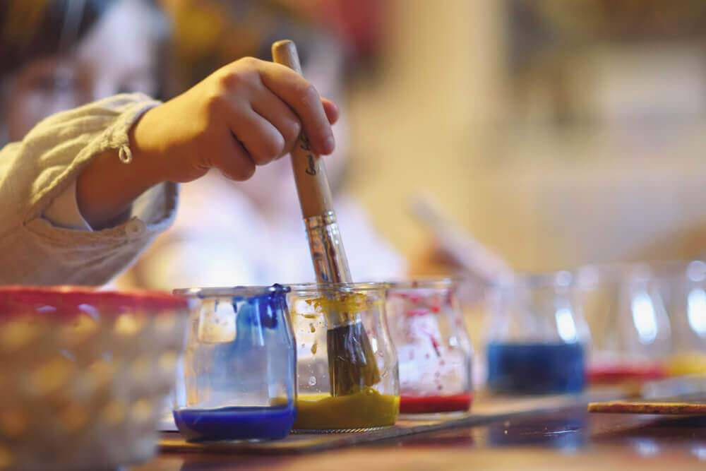 bambino dipinge per rappresentare pedagogia steineriana