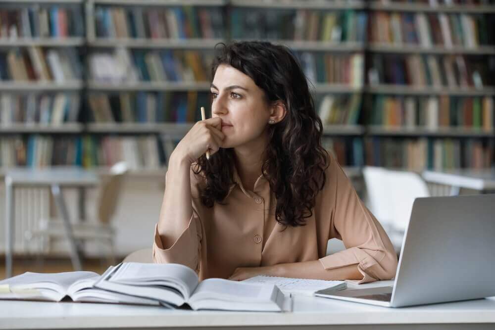 studentessa si concentra per prepararsi ad affrontare sessione di esami