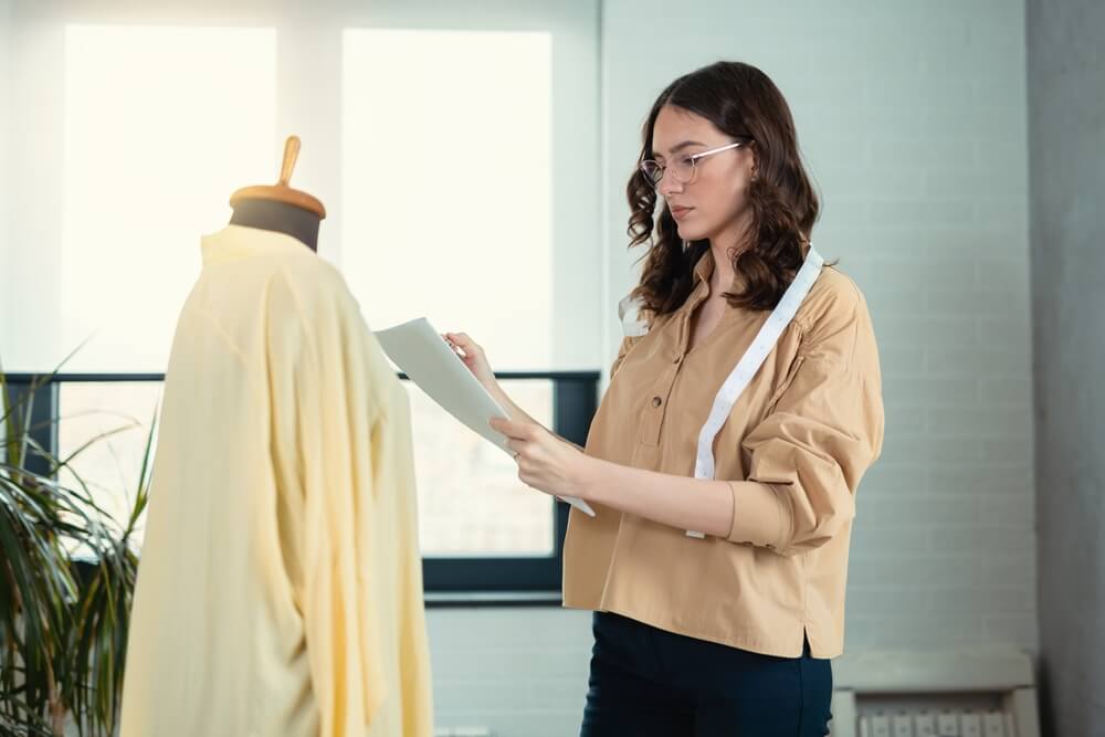 Giovane fashion designer realizza vestiti
