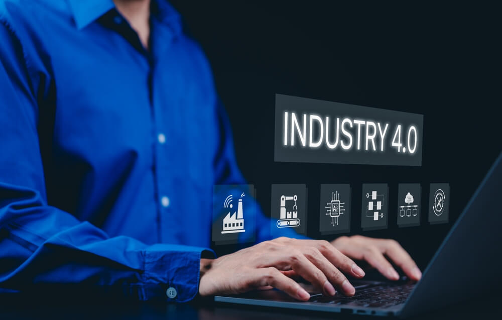 Una persona che utilizza un laptop con interfaccia 4.0