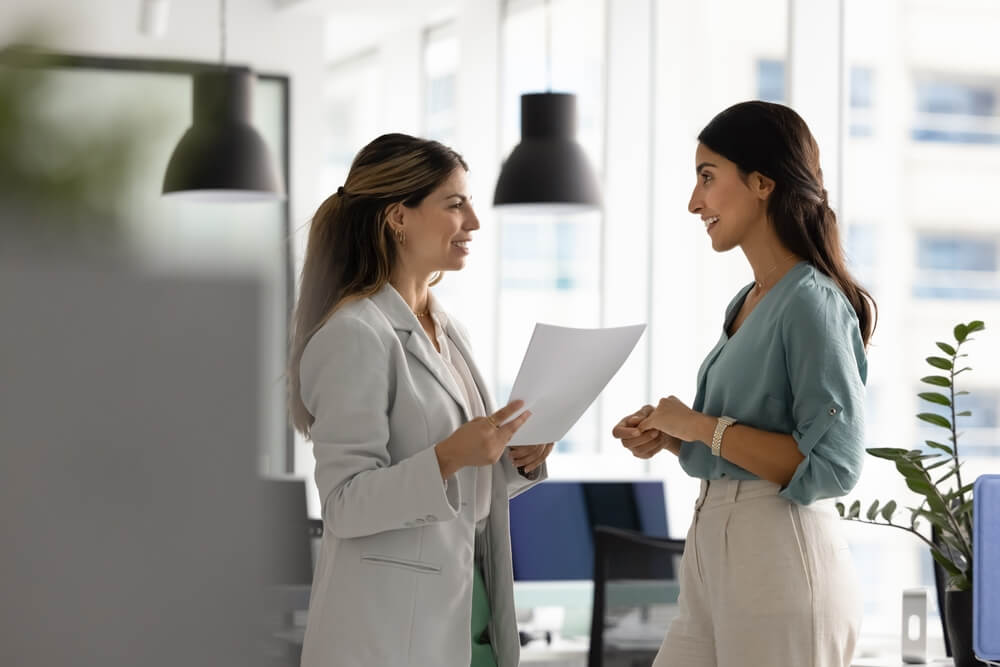 Imprenditrici discutono allegramente di progetti di lavoro