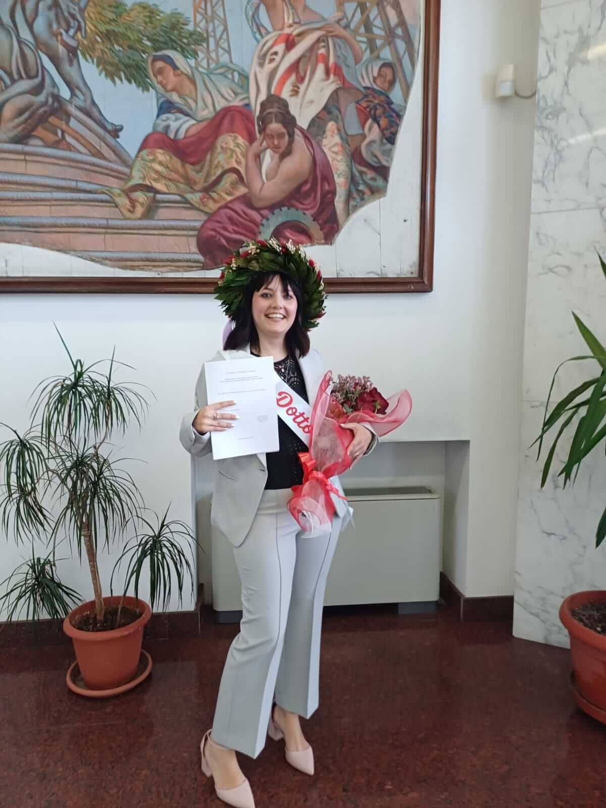 Marina Tamponi, neolaureata in scienze dell'educazione a eCampus, con corona di alloro in testa