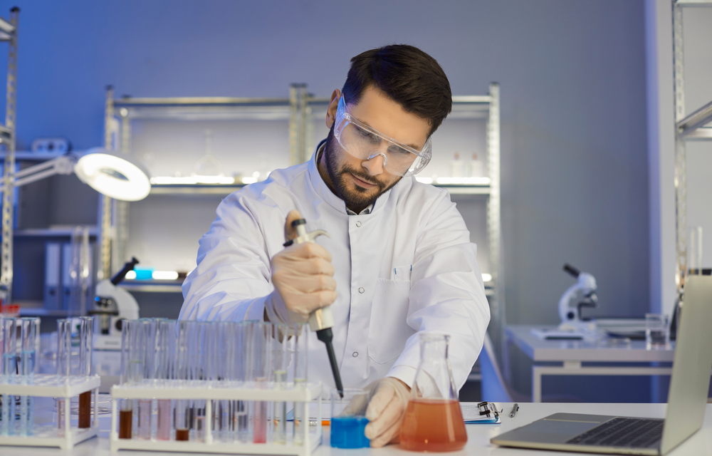 ingegnere chimico lavora in un laboratorio