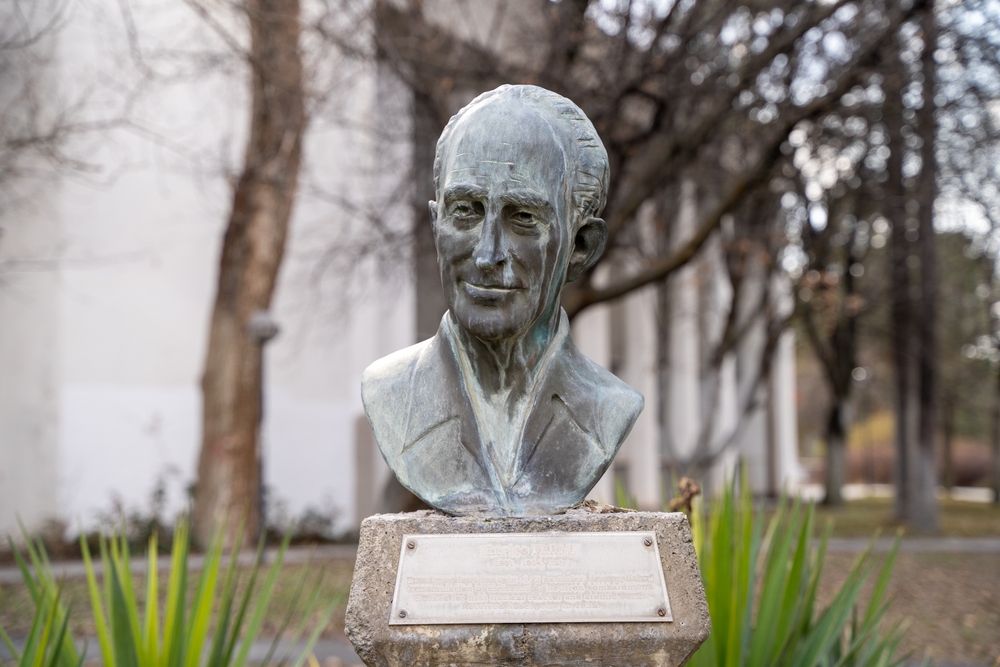 Busto di Enrico Fermi ad Ankara, in Turchia