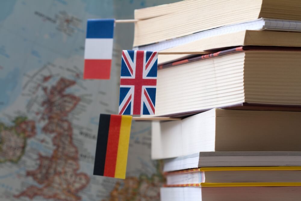 Pila di libri con bandierine segnalibro dei Paesi Europei