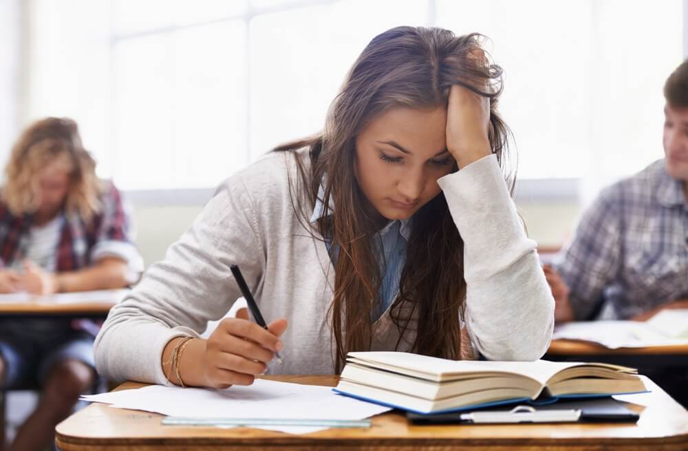 Studentessa universitaria ansiosa svolge esame