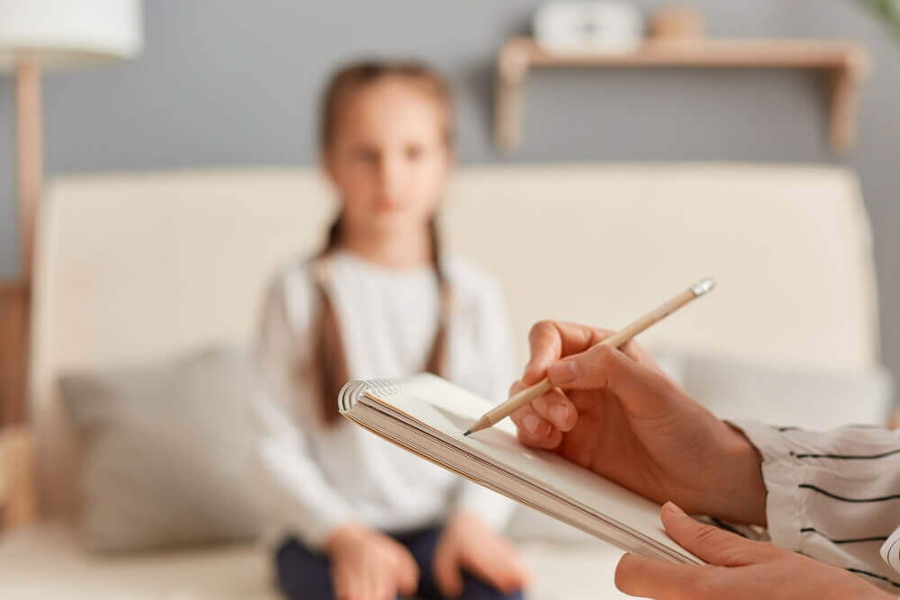 bambina da psicoanalista per rappresentare anna freud e il suo contributo sulla psicanalisi infantile