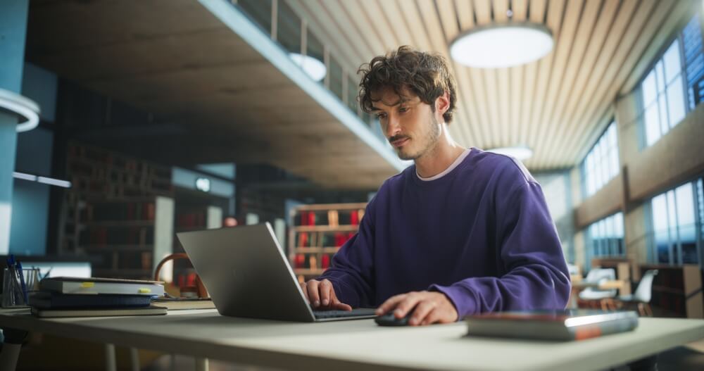 Studente studia in una libreria moderna