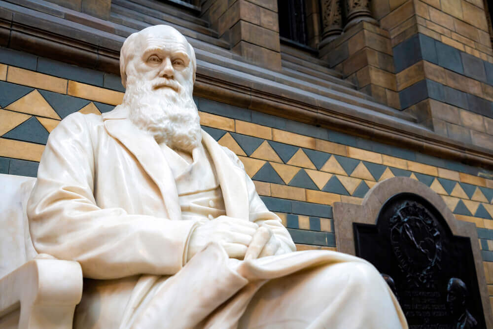 shutterstock_1559826065 statua di charles darwin naturalista autore del libro l'origine della specie