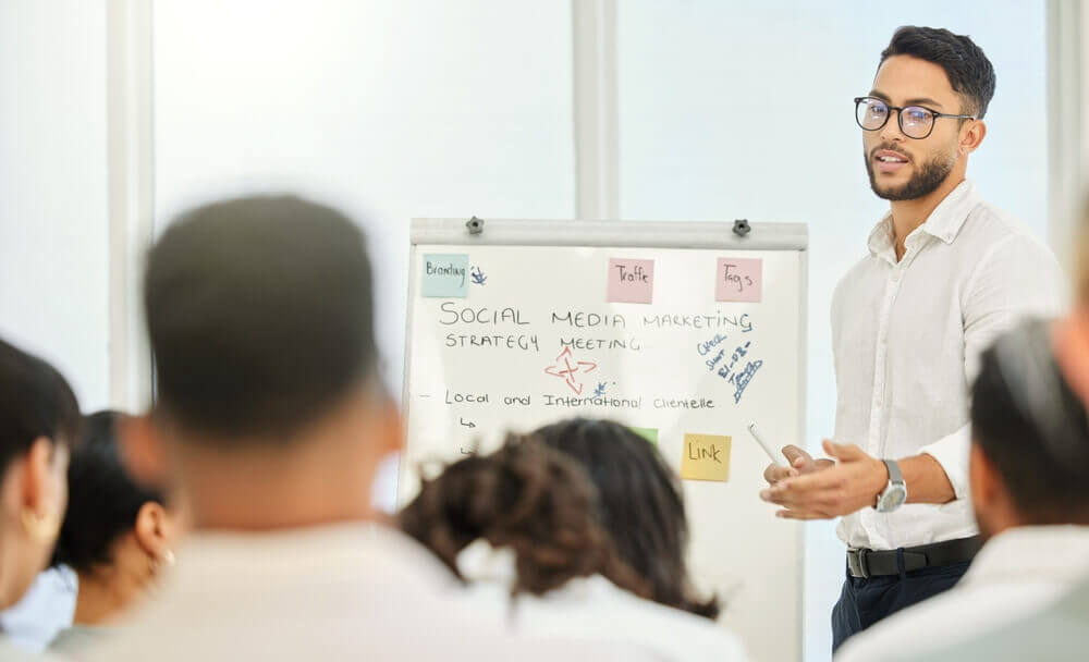 shutterstock_2460313597 presentazione master social media digital manager