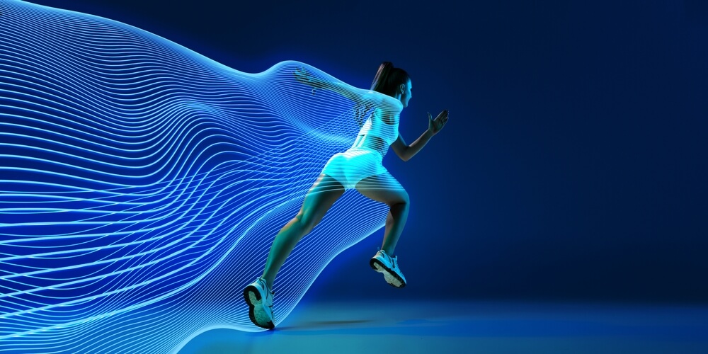 Giovane atleta in movimento con elementi futuristici