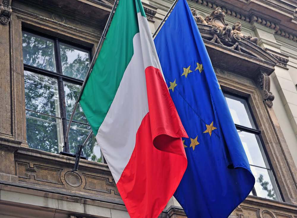 “symbolizing,Unity:,The,National,Flag,Of,Italy,And,The,European Bandiera dell'Italia e dell'Unione Europea