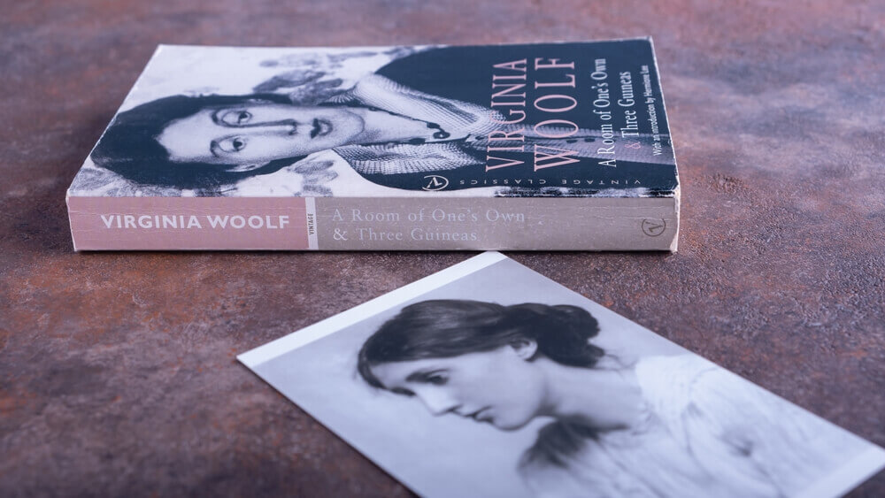 shutterstock_2218698645 fotografia e libro di virginia woolf su un tavolo
