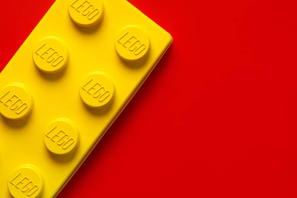 mattoncino Lego giallo su sfondo rosso
