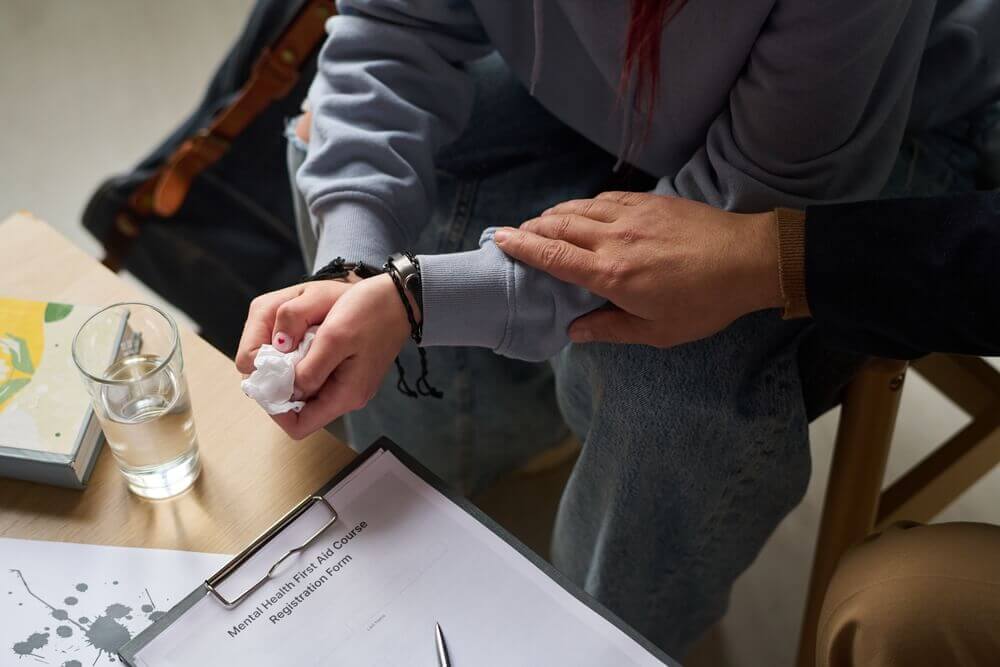 psicologo conforta studente per rappresentare master psicologia scolastica