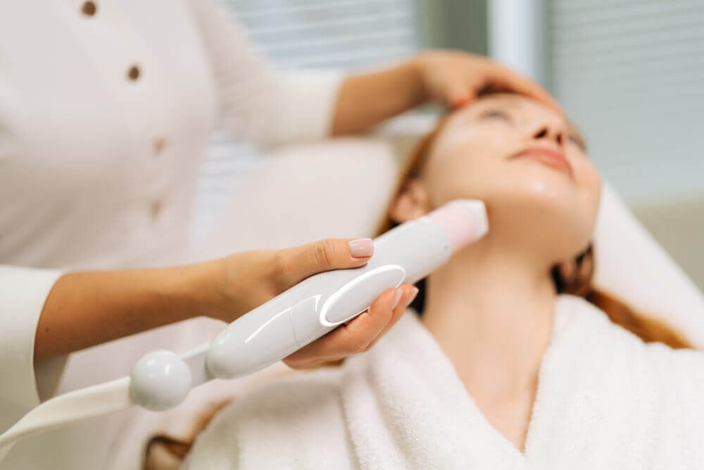 trattamento estetico laser al viso per rappresentare corso di perfezionamento riequilibrio estetico funzionale