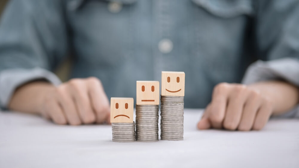 faccine con espressioni emozionali su una pila di monete