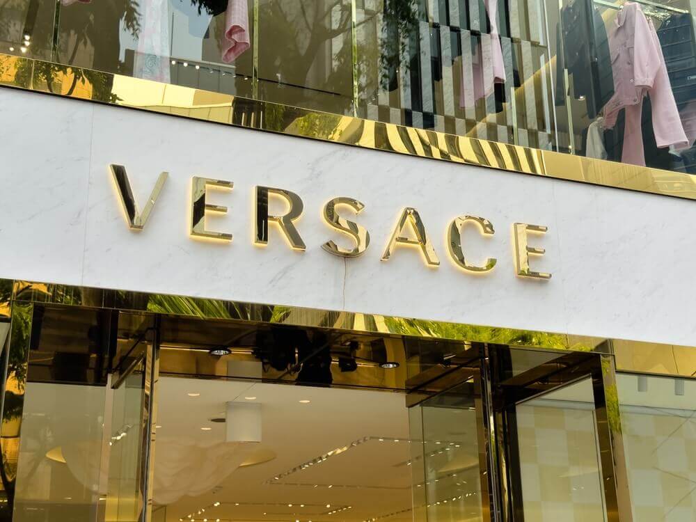 insegna versace per rappresentare mostra gianni versace a reggio calabria