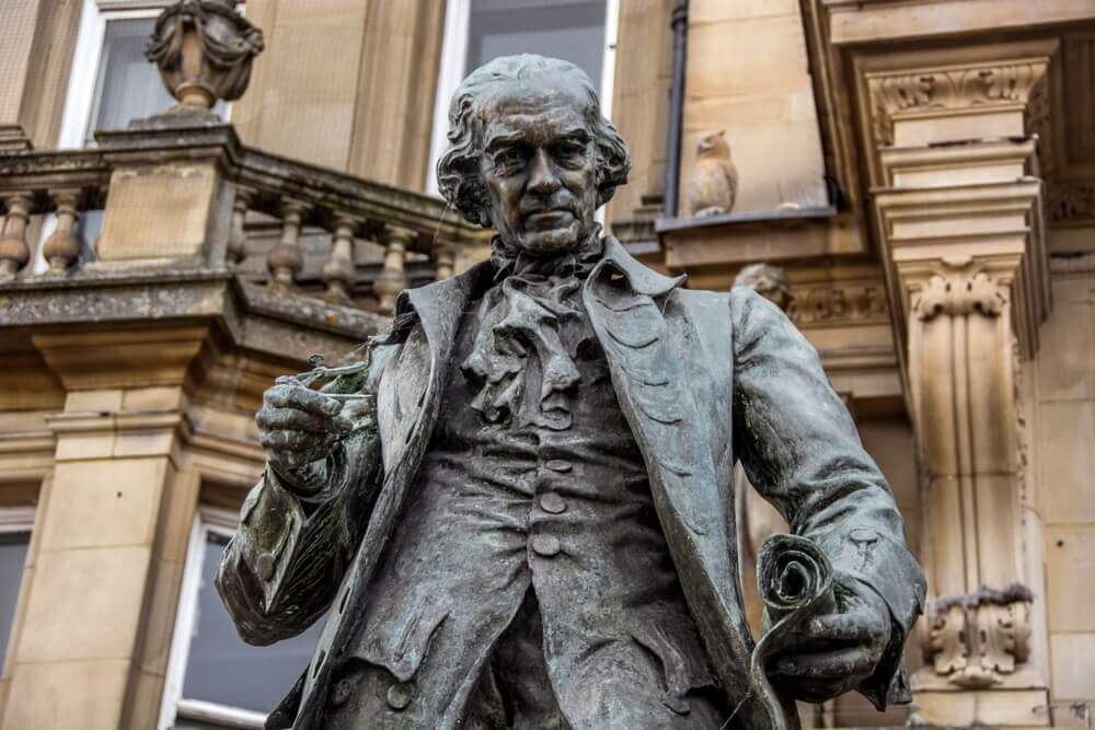statua di james watt ingegnere scozzese che perfezionò le macchine a vapore