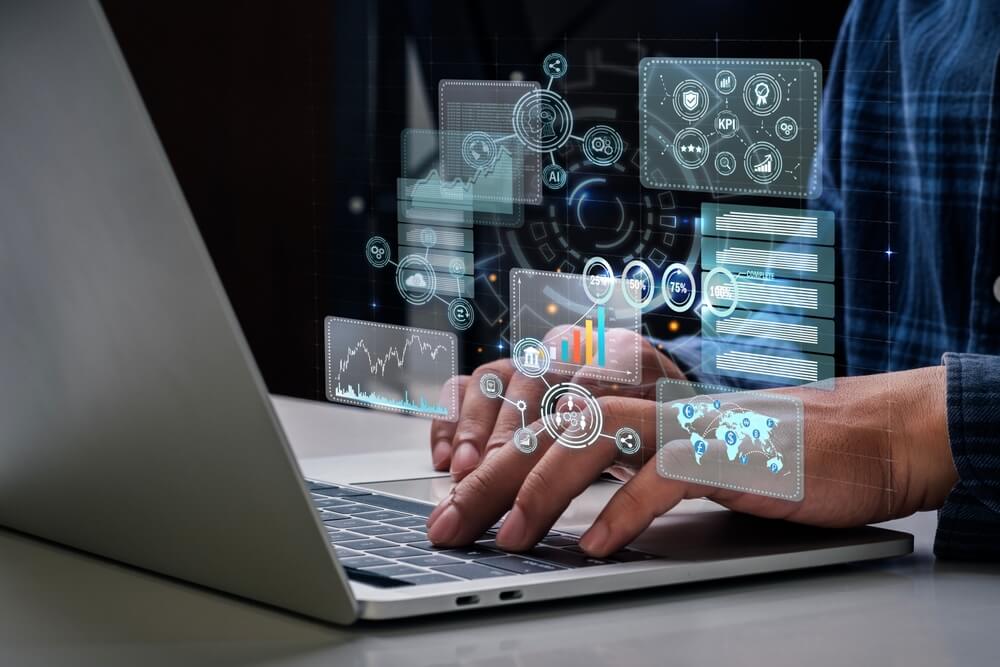 Immagine di data analyst che analizza dati e grafici con ologrammi visibili