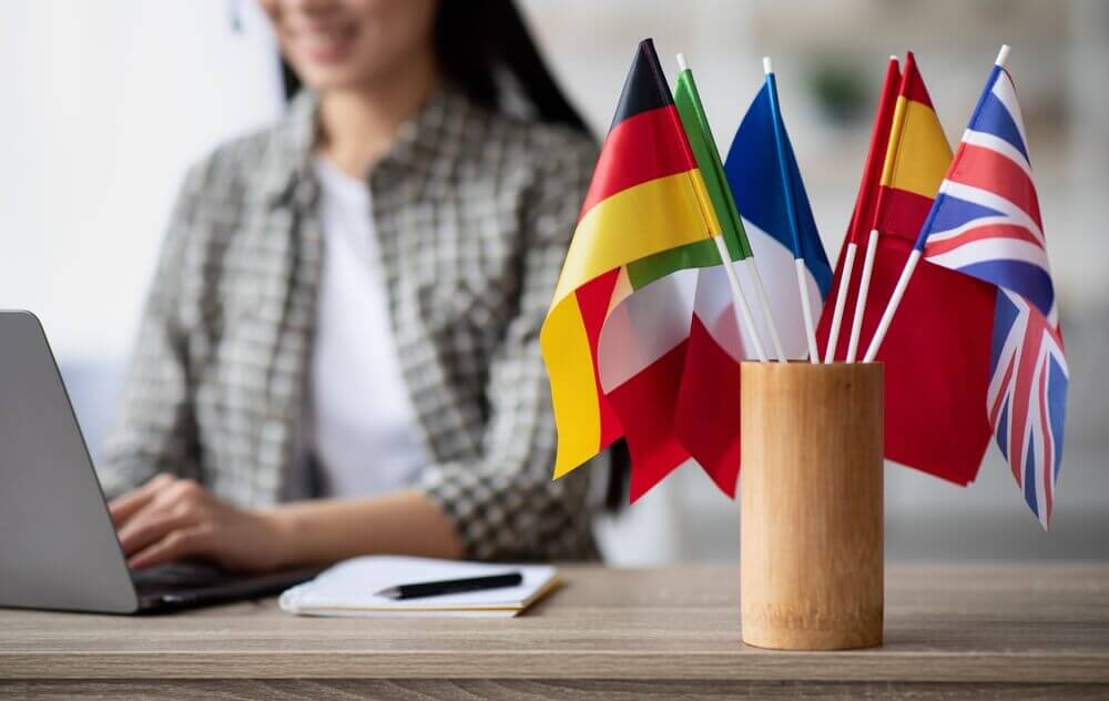 shutterstock_2456043045 master area linguistica istituti secondari