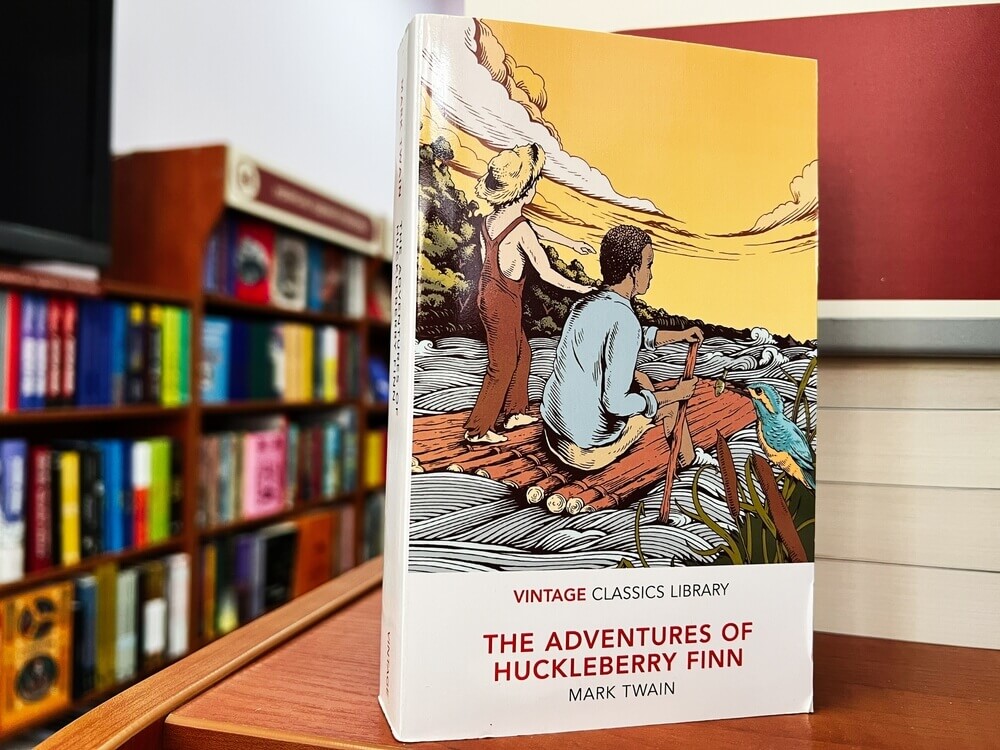 copertina del libro di mark twain le avventure di huckleberry finn