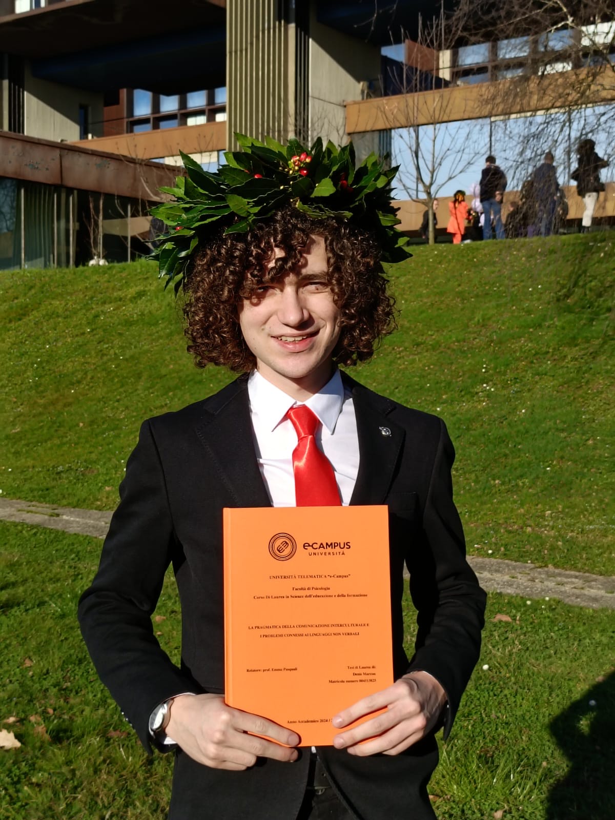Denis Marcon Denis Marcon laureato in Scienze dell'educazione e della formazione a eCampus con corona di alloro e tesi di laurea
