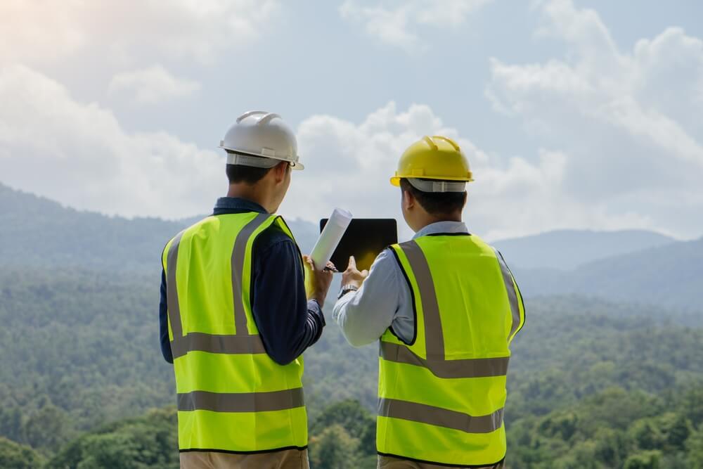 Due ingegneri ambientali a lavoro