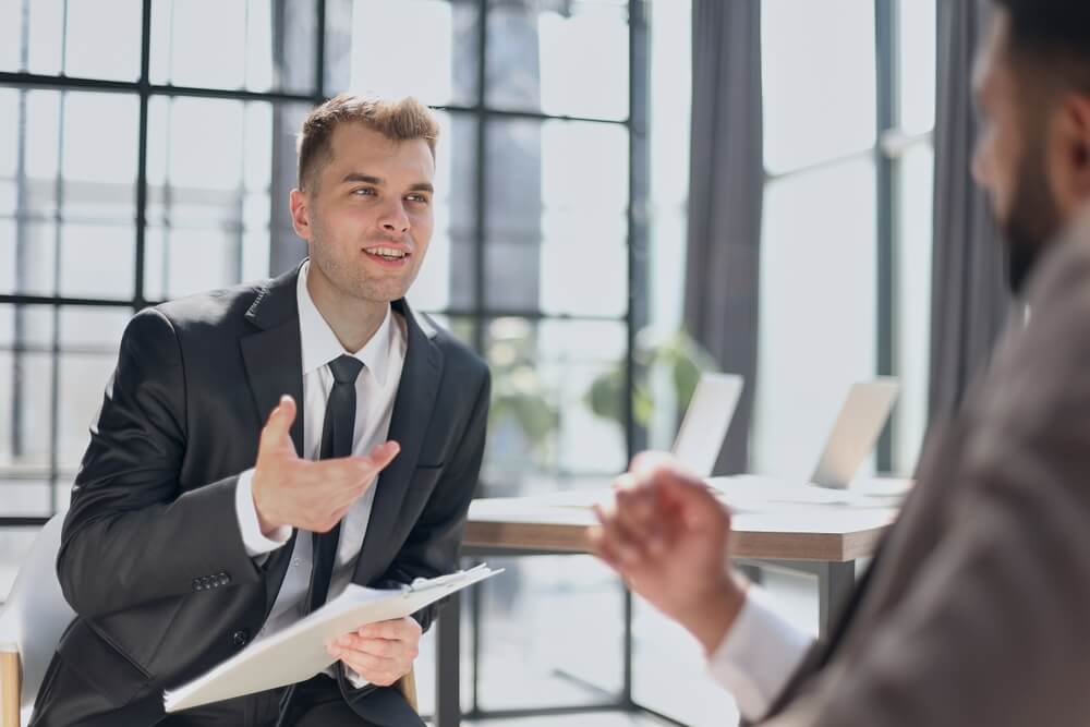 Manager,Interviewing,A,Candidate,In,Office Business Manager durante riunione di lavoro