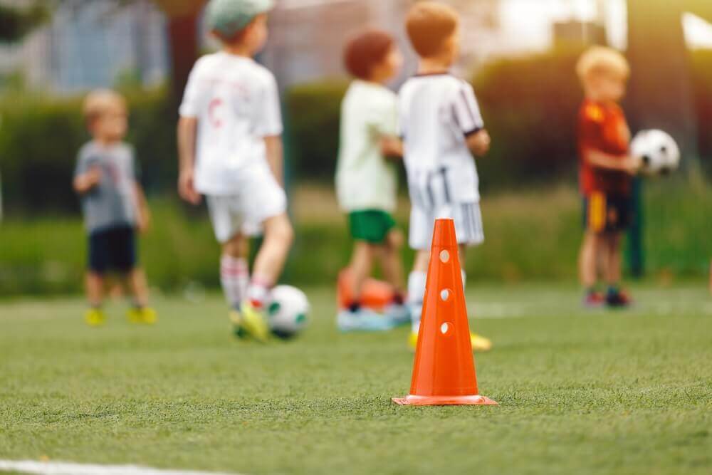 shutterstock_2573967973 bambini giocano a calcio per rappresentare laurea triennale in scienze delle attività motorie e sportive