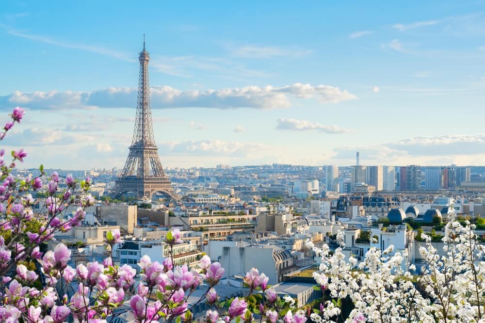 Landmarks,Of,Paris,,Famous,Eiffel,Tower,And,Paris,Roofs,,Paris Parigi vista dall'alto
