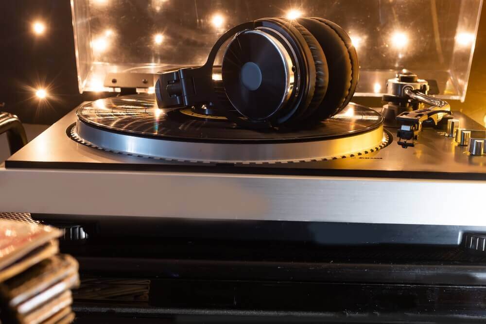 shutterstock_2689718427 cuffie su vinile per rappresentare musica lo-fi e studio