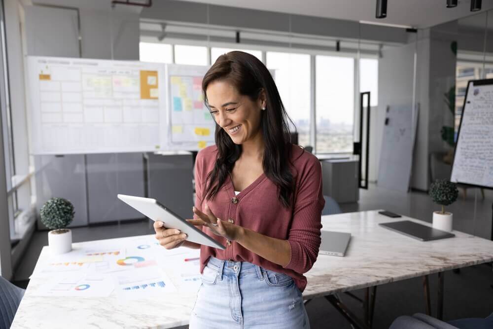 professionista al lavoro per rappresentare sbocchi lavorativi laurea in scienza della comunicazione