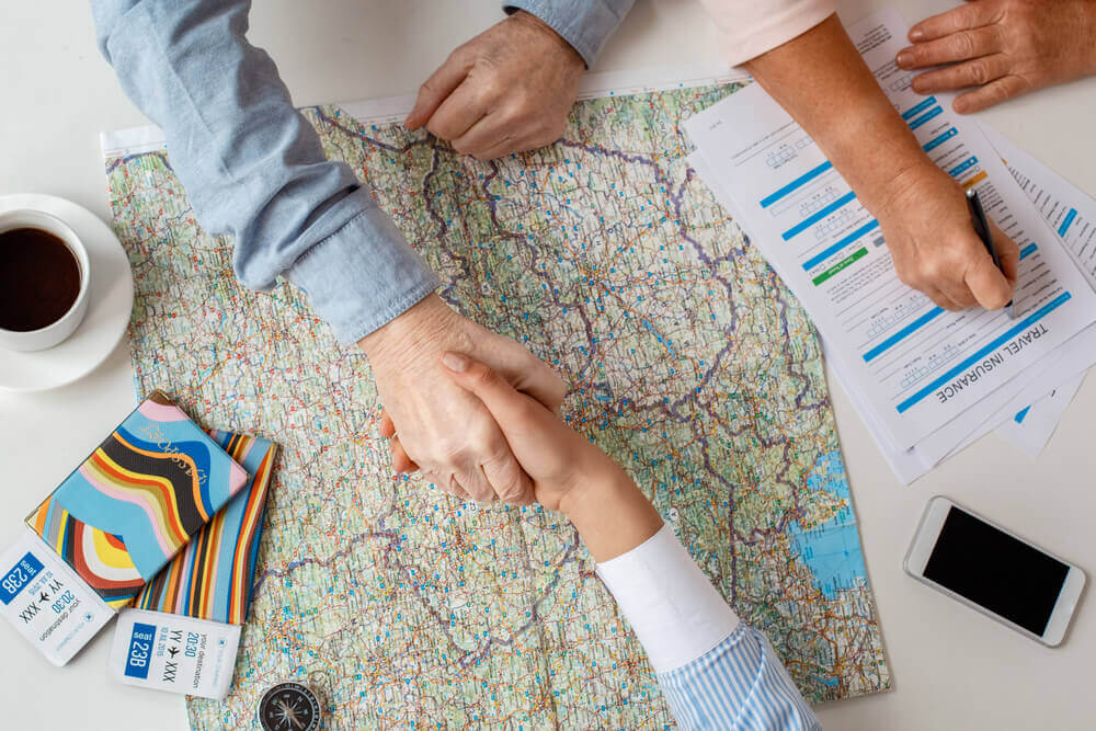 tour operator stringe la mano a cliente per rappresentare sbocchi lavorativi laurea turismo